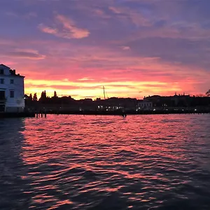 Harry's Canal View Apartment Venedig